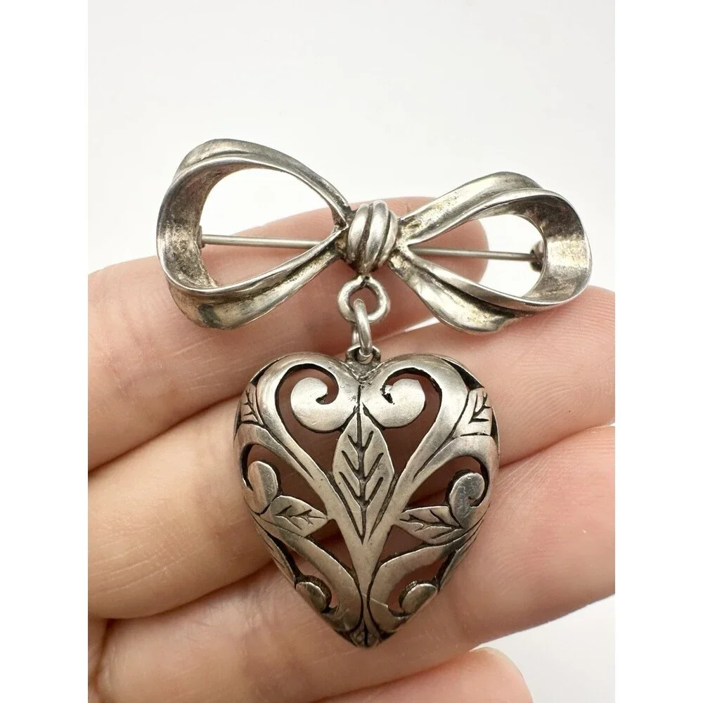 VINTAGE JEZLAINE STERLING SILVER FILIGREE BOWTIE & HEART DANGLE PIN BROOCH